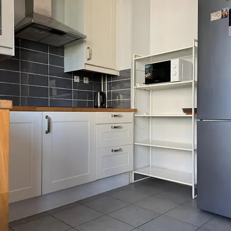Spacious - Near Park *